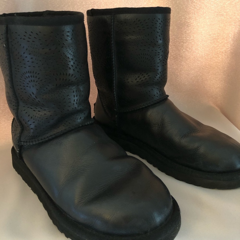 FLASH SALE NOW OR NEVER 🔥 UGG Black Leather Laser Cut Boots Shearling🔥 - Picture 2 of 8